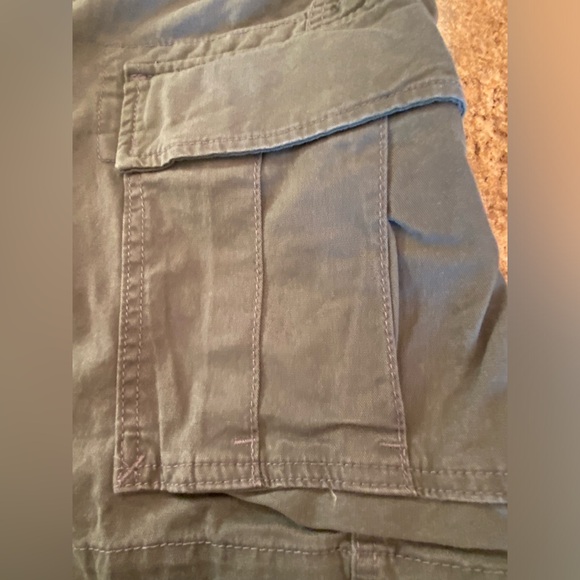 Men’s old navy cargo shorts. NWT. 36 - Picture 3 of 7